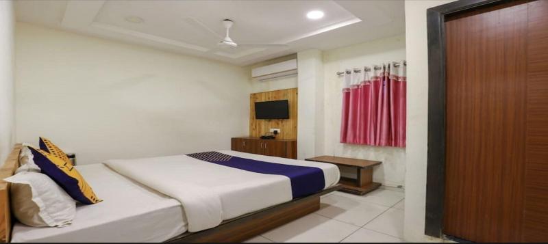 Everest Hotel image