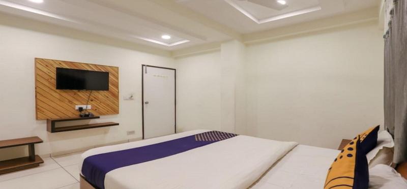 Everest Hotel image