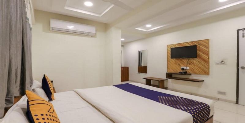 Everest Hotel image