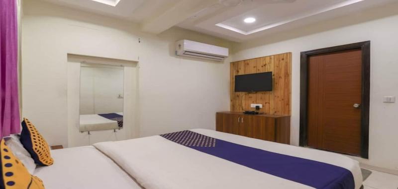 Everest Hotel image