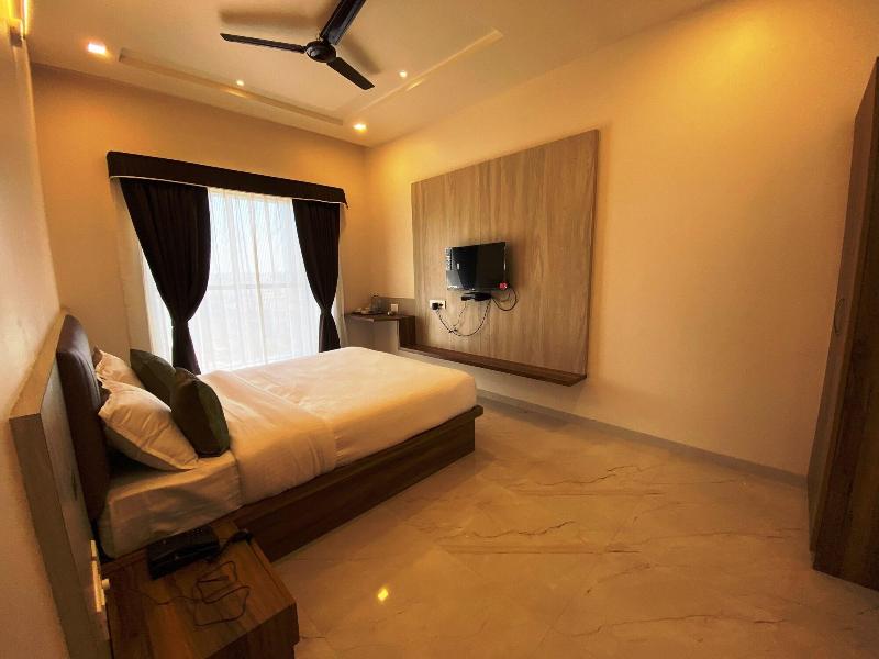 The Grand Sarovar Inn And Suites image
