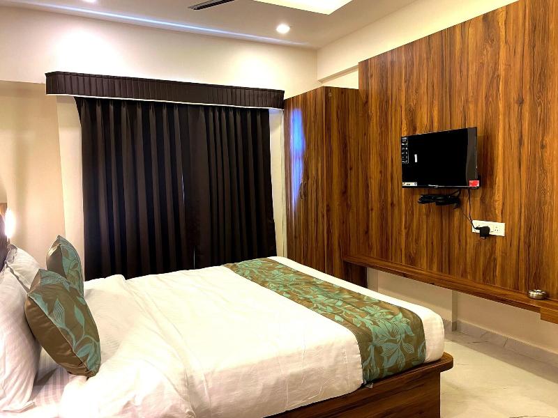 The Grand Sarovar Inn And Suites image