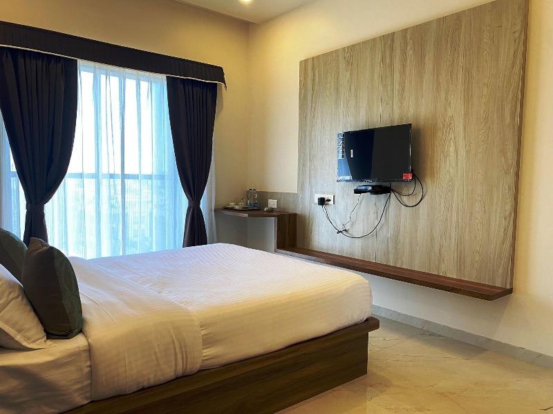 The Grand Sarovar Inn And Suites image