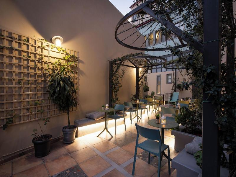Living Yard Acropolis
