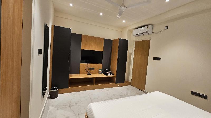 Emerald Urban Comforts image