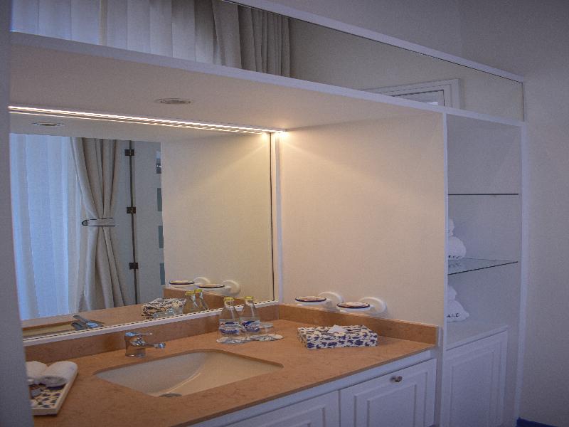 Parc Royale Suites image