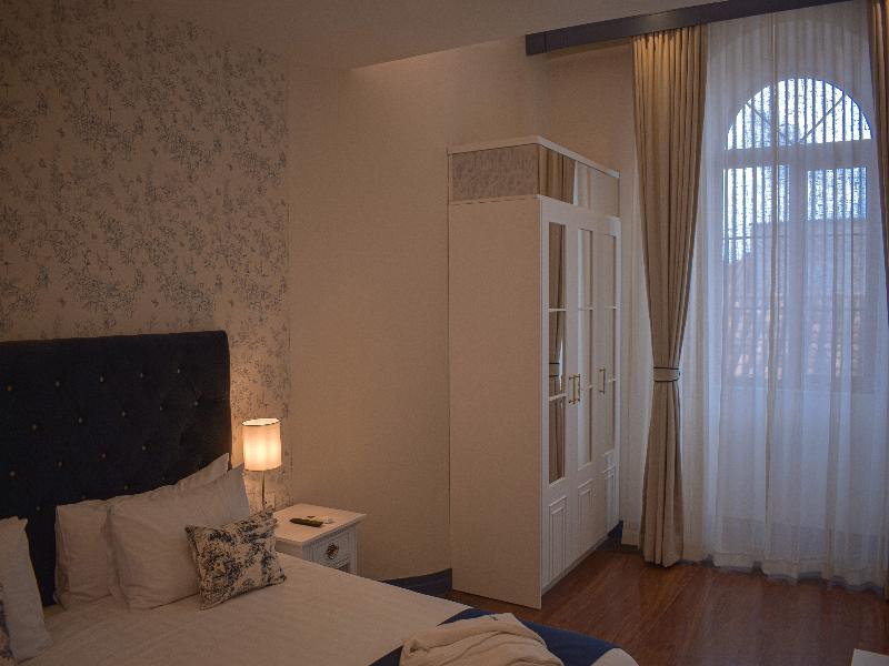 Parc Royale Suites image
