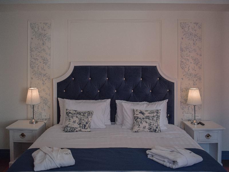 Parc Royale Suites image
