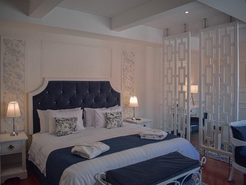 Parc Royale Suites image
