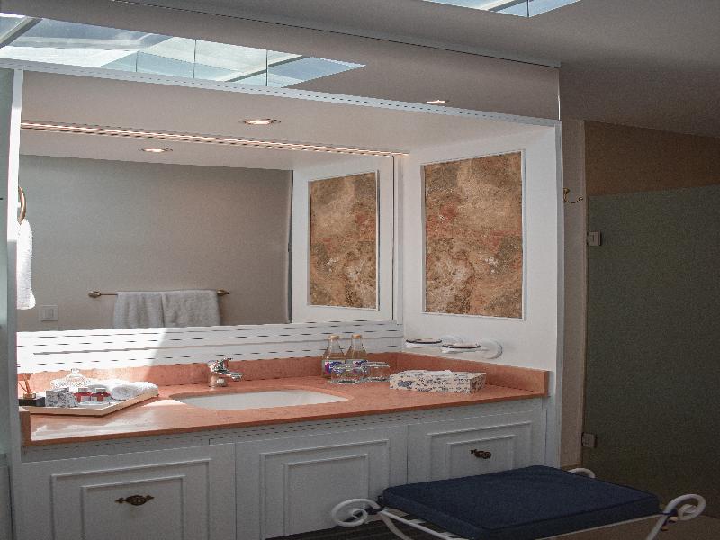 Parc Royale Suites image