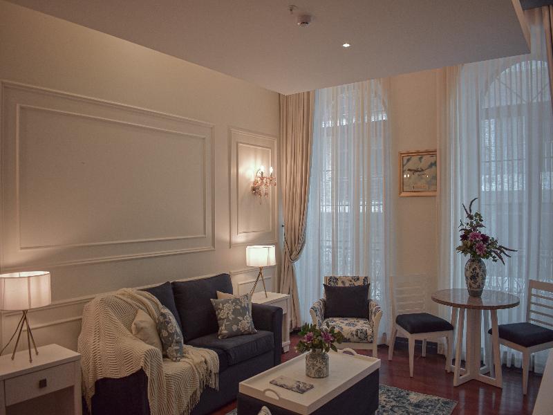 Parc Royale Suites image