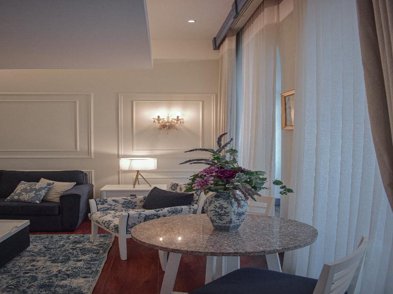 Parc Royale Suites image