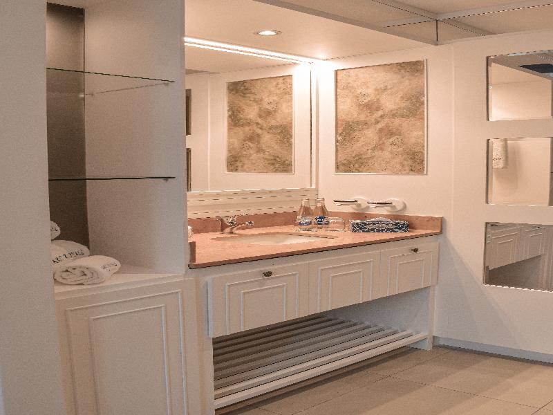 Parc Royale Suites image