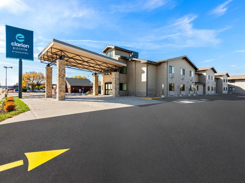 Clarion Pointe Milwaukee — general view