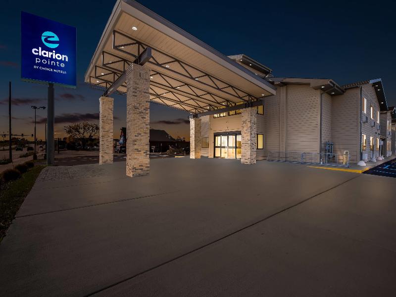 Clarion Pointe Milwaukee — general view