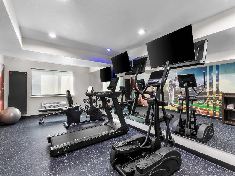 Clarion Pointe Milwaukee image