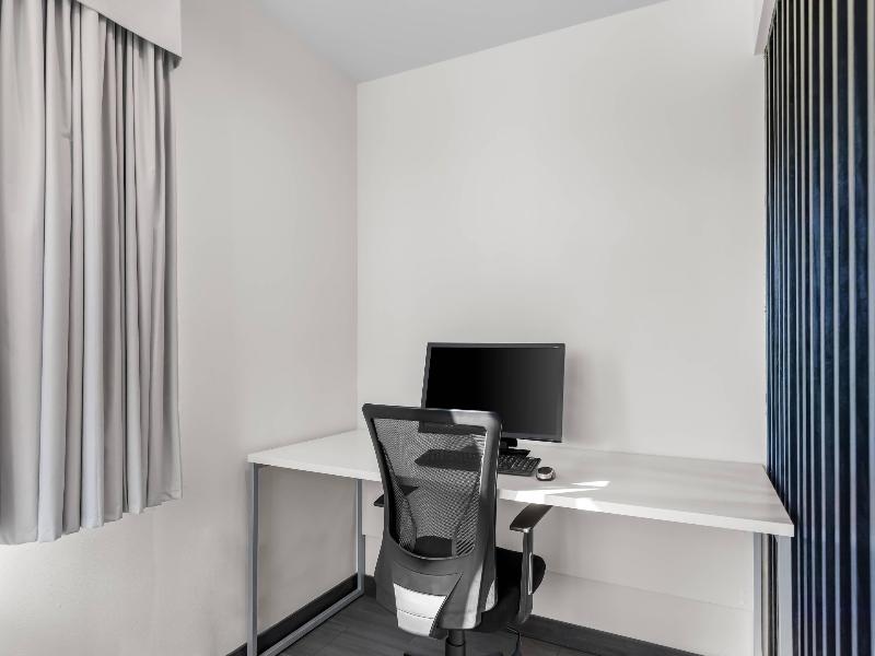 Clarion Pointe Milwaukee image