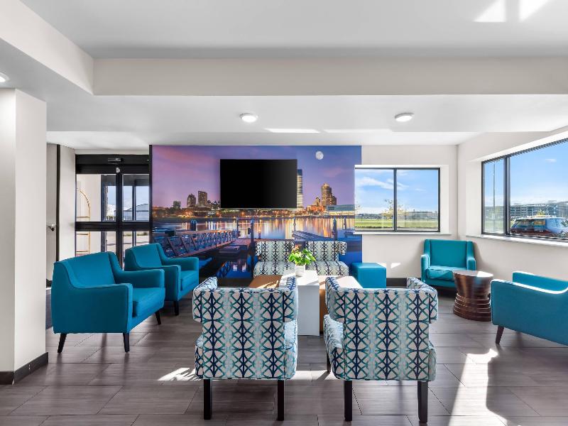 Clarion Pointe Milwaukee image