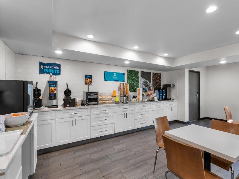 Clarion Pointe Milwaukee image