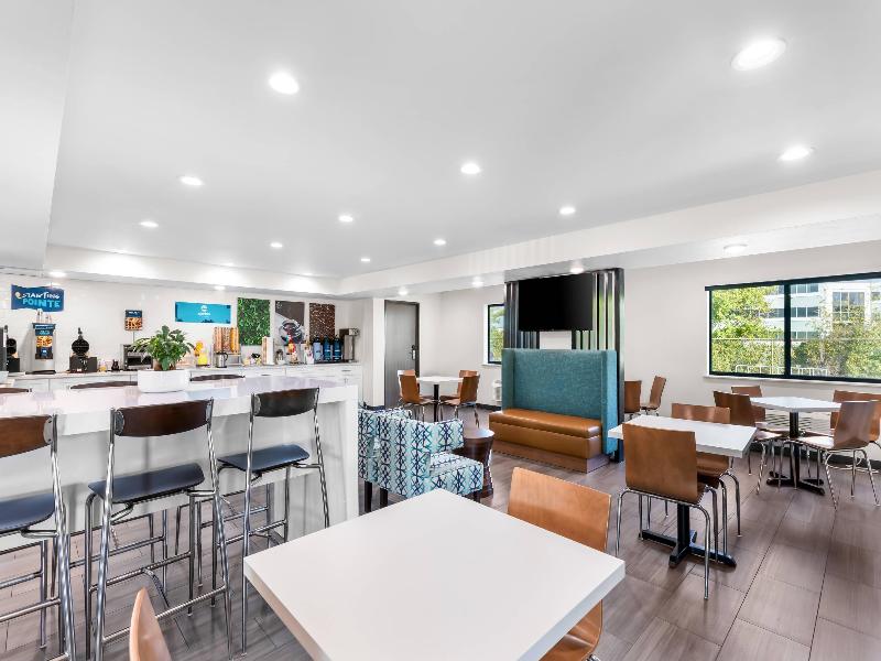 Clarion Pointe Milwaukee image