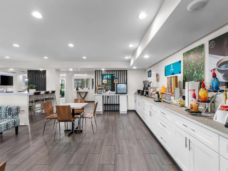 Clarion Pointe Milwaukee image