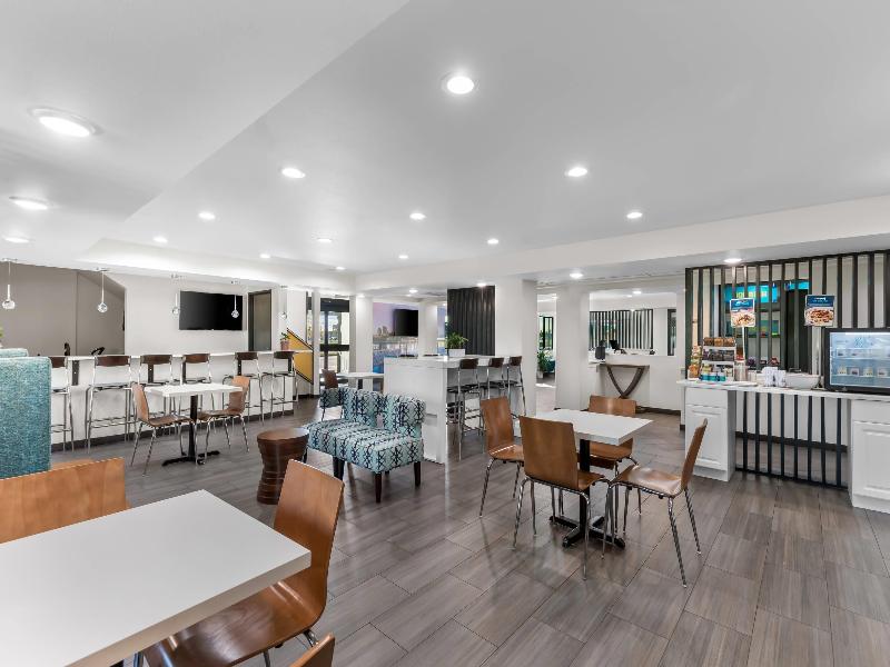 Clarion Pointe Milwaukee image