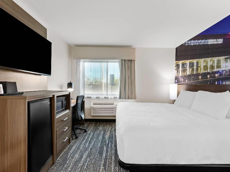 Clarion Pointe Milwaukee image