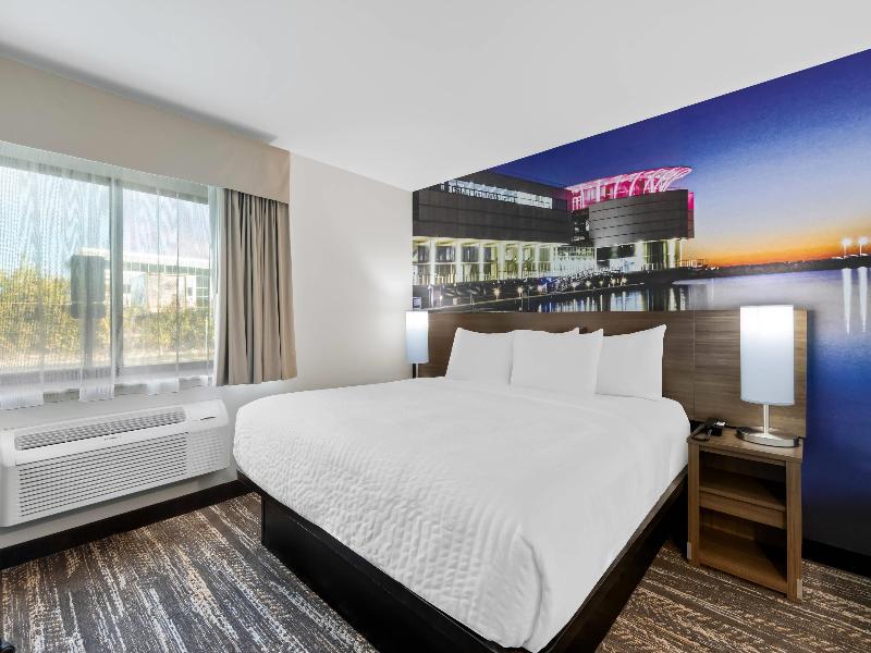Clarion Pointe Milwaukee image