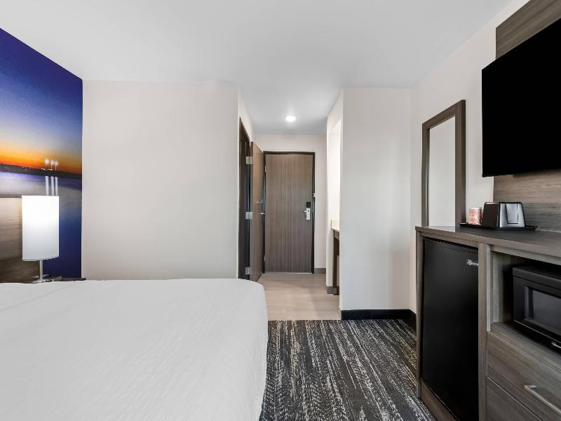 Clarion Pointe Milwaukee image