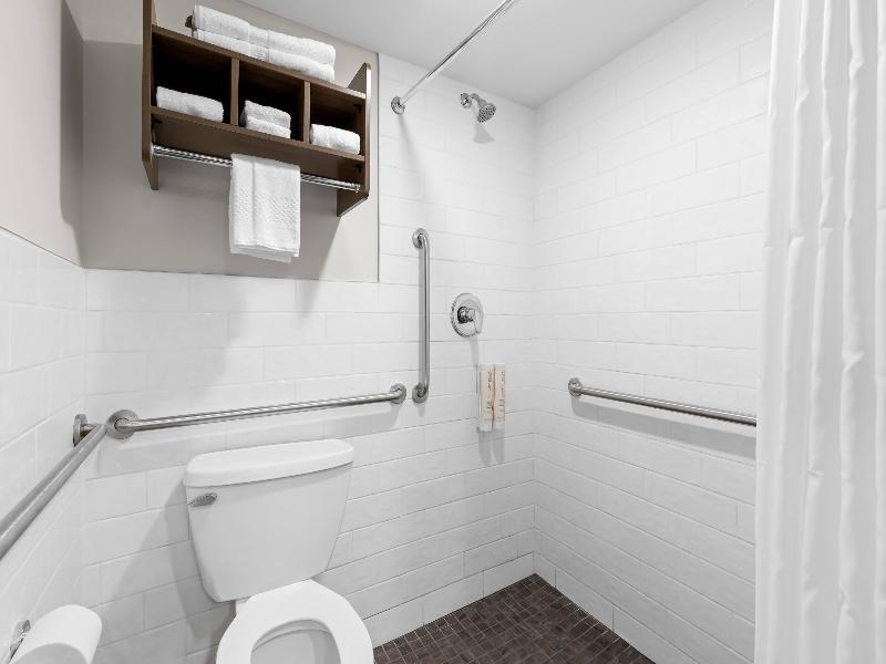 Clarion Pointe Milwaukee image