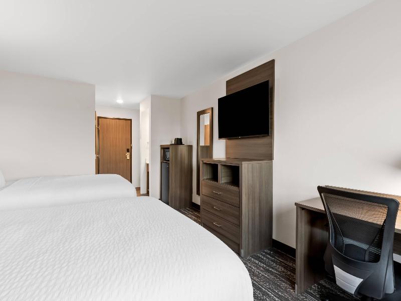 Clarion Pointe Milwaukee image
