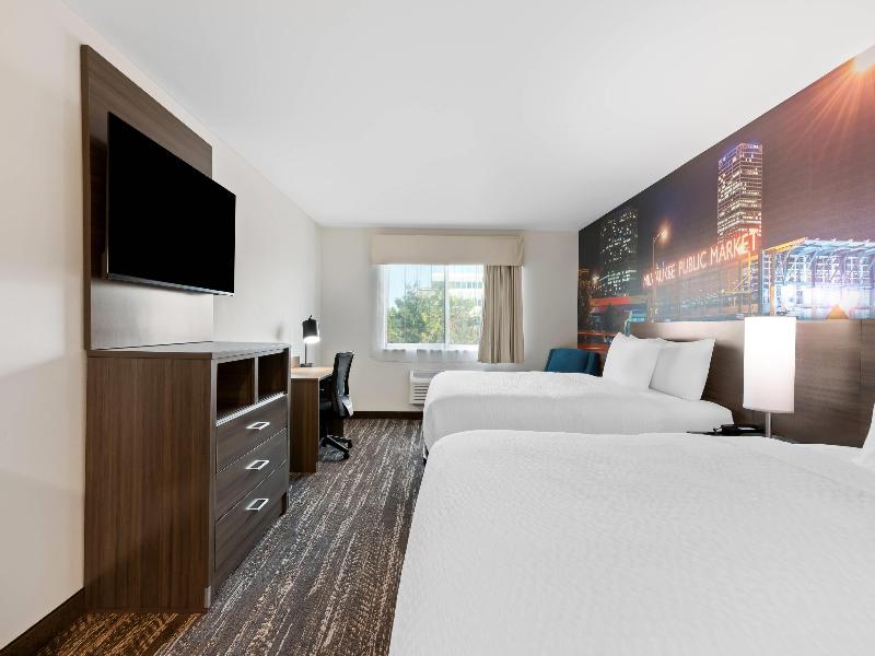 Clarion Pointe Milwaukee image