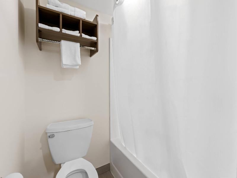 Clarion Pointe Milwaukee image