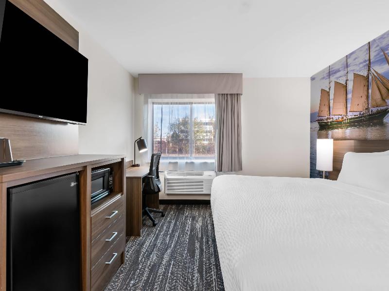 Clarion Pointe Milwaukee image