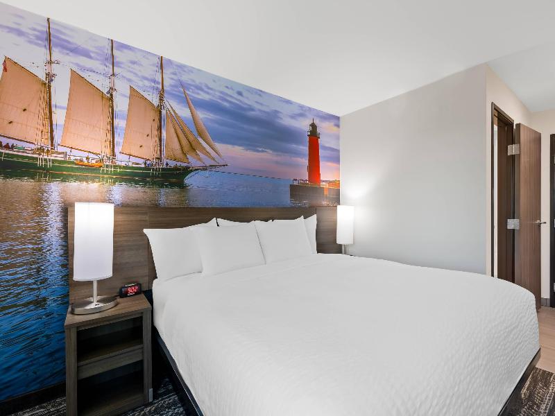 Clarion Pointe Milwaukee image