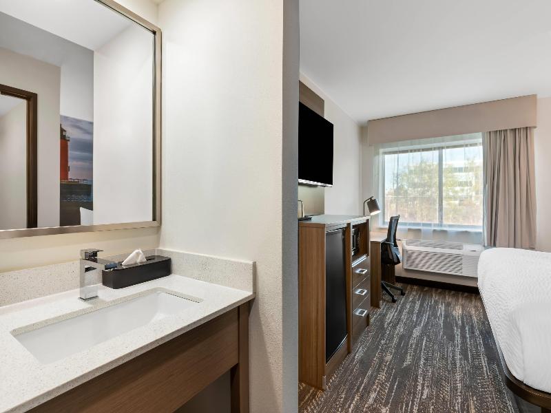 Clarion Pointe Milwaukee image
