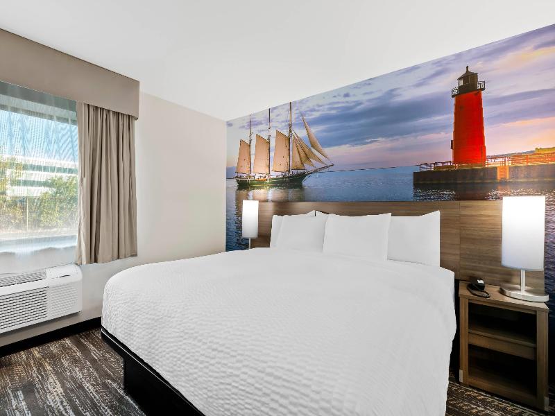 Clarion Pointe Milwaukee image
