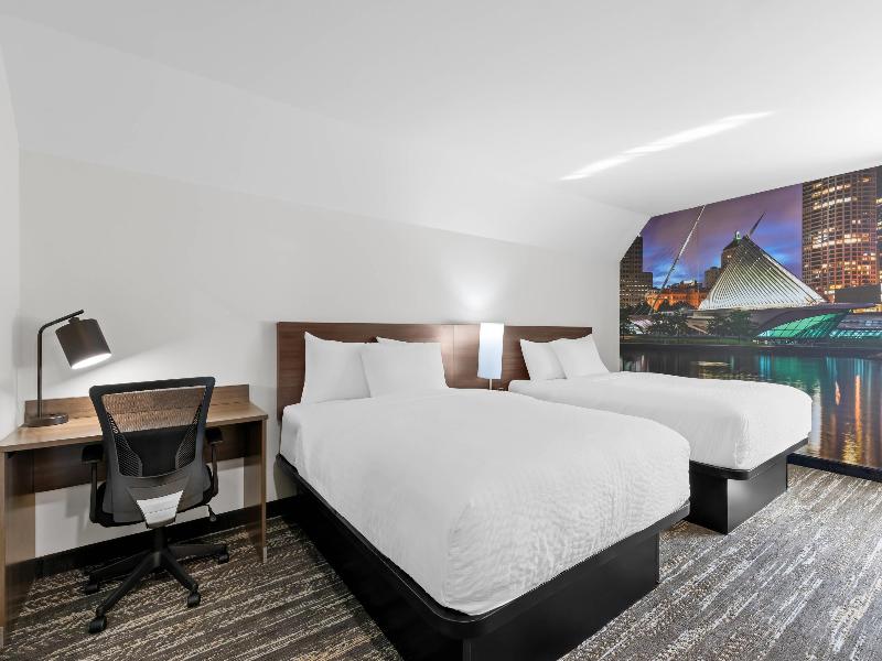 Clarion Pointe Milwaukee image