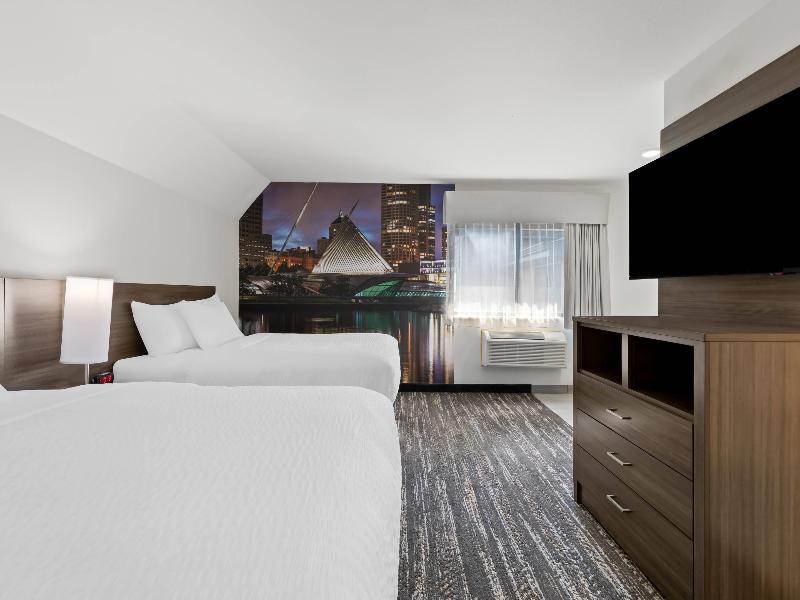 Clarion Pointe Milwaukee image