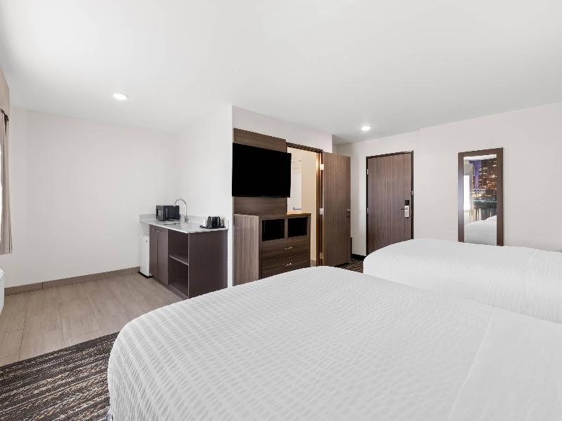 Clarion Pointe Milwaukee image