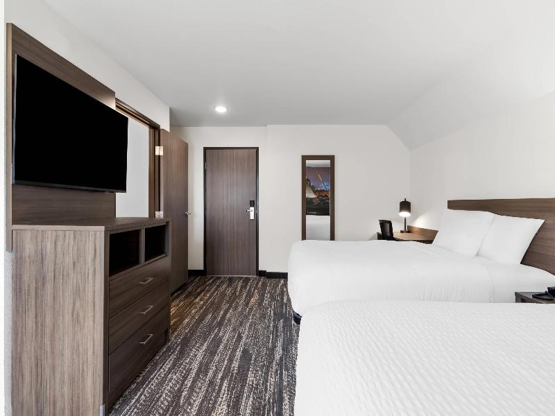 Clarion Pointe Milwaukee image