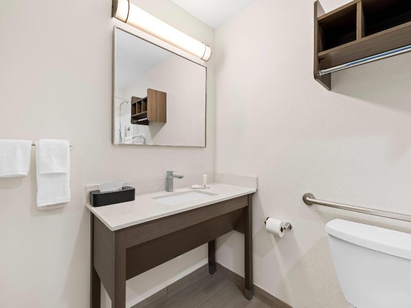 Clarion Pointe Milwaukee image