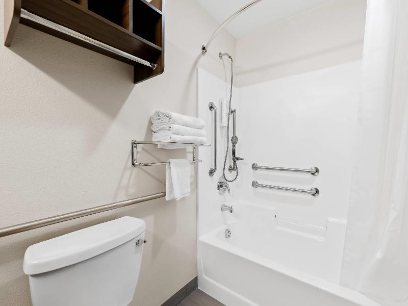 Clarion Pointe Milwaukee image