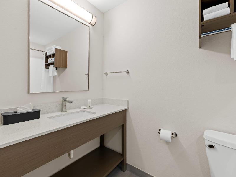 Clarion Pointe Milwaukee image