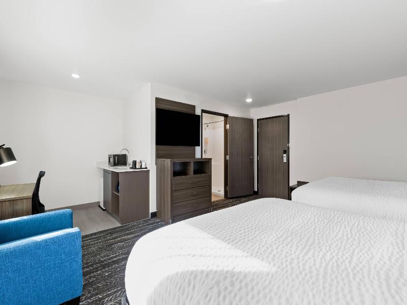 Clarion Pointe Milwaukee image