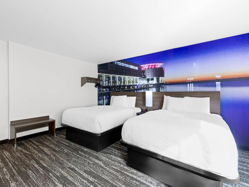 Clarion Pointe Milwaukee image
