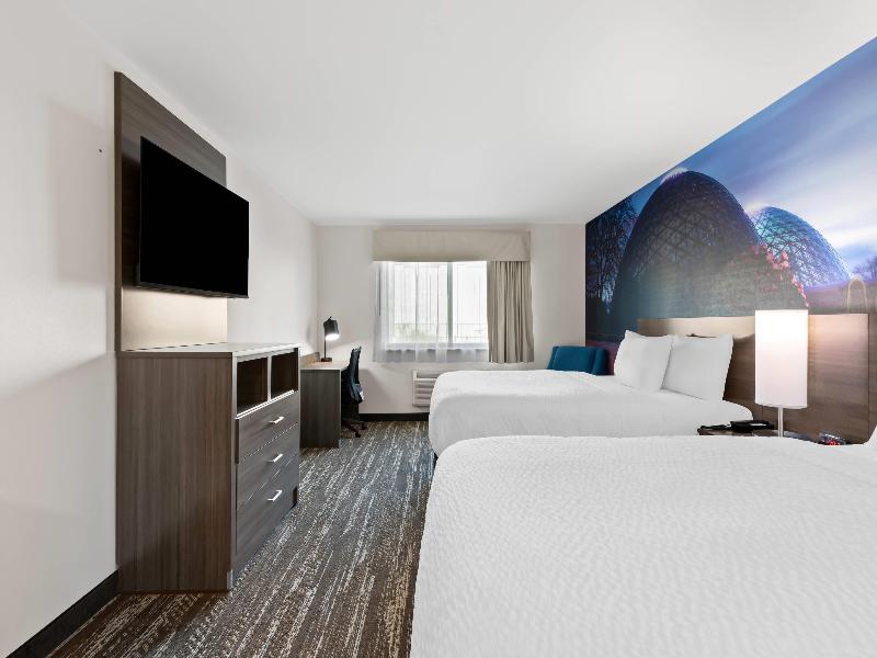 Clarion Pointe Milwaukee image