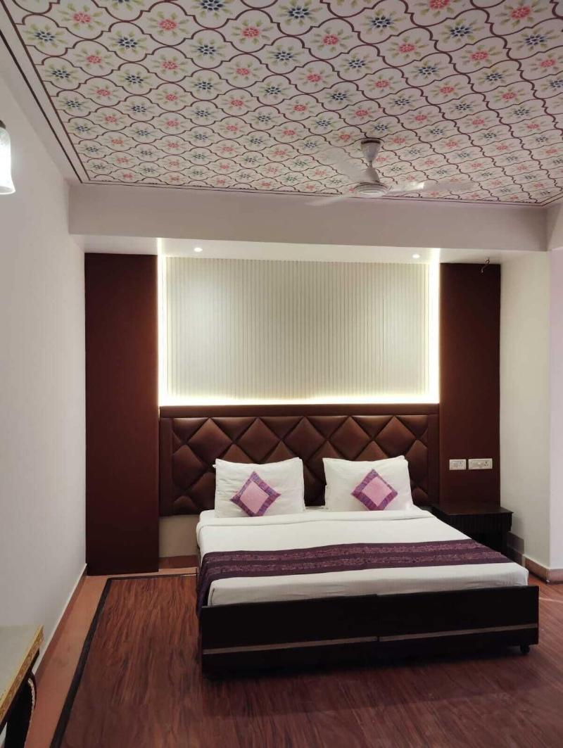 Hotel Maple Ridge image