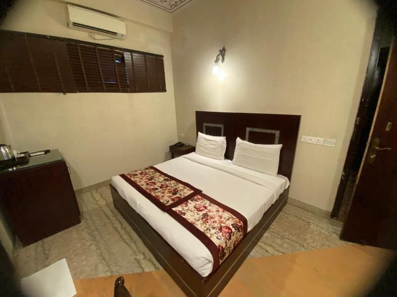Hotel Maple Ridge image