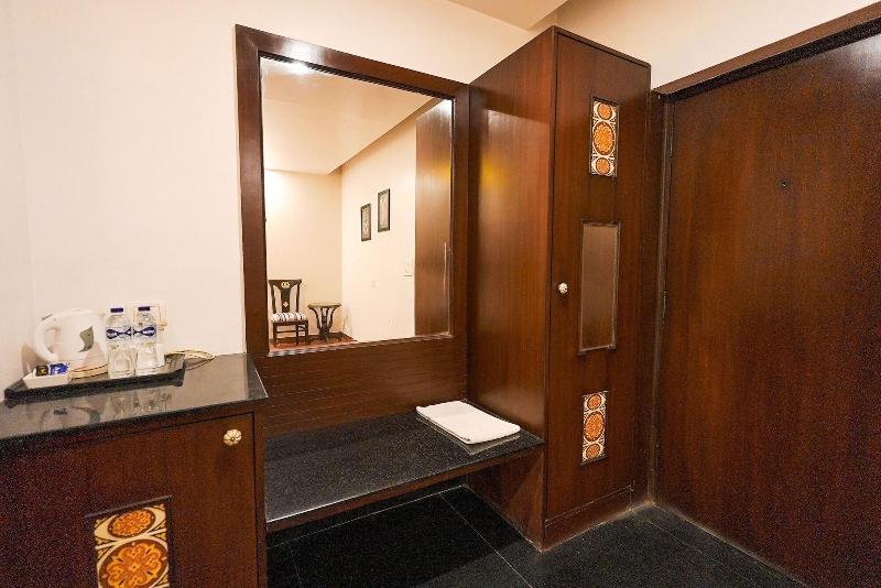 Hotel Maple Ridge image
